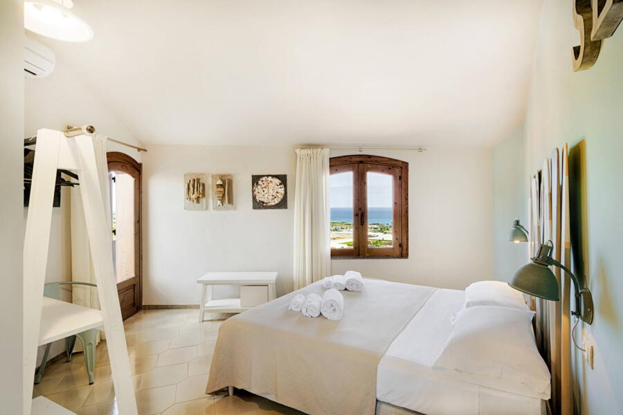 Villa-PietraBianca-Marina-di-Ragusa-Scent-of-Sicily-sea-bedroom