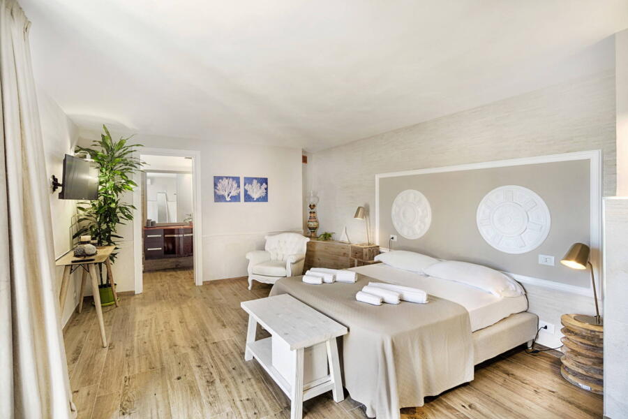 Ragusa_VillaPietraBianca_doublebedroom_WhitheShields_ScentOfSicily