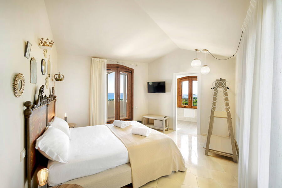 Ragusa_VillaPietraBianca_doublebedroom_crown_ScentOfSicily