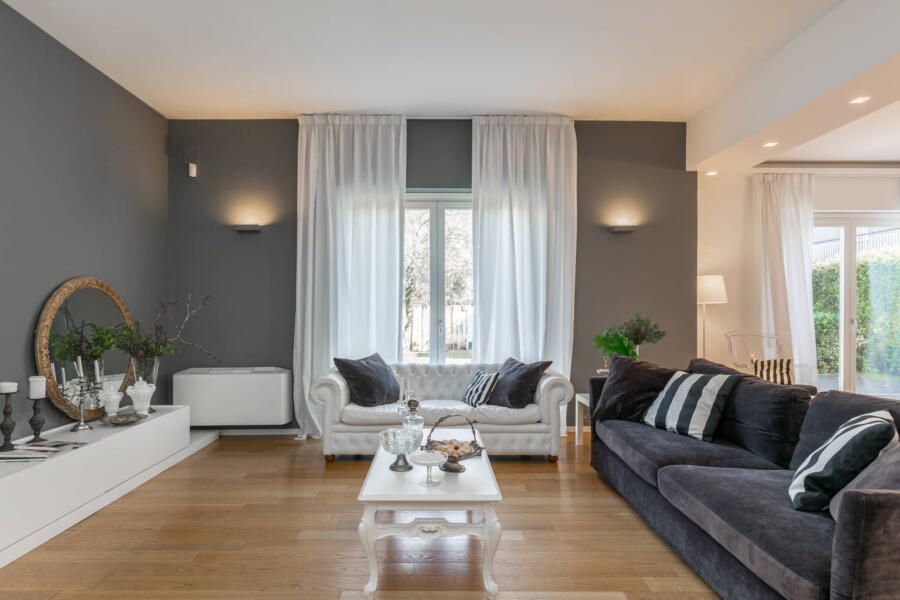 A pleasant mix of elements and colors in the living room in Villa Charme.