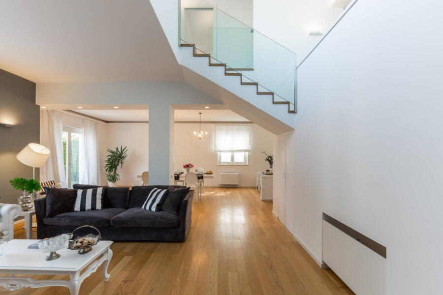 The staircase becomes a decorative object of the living room architecture.