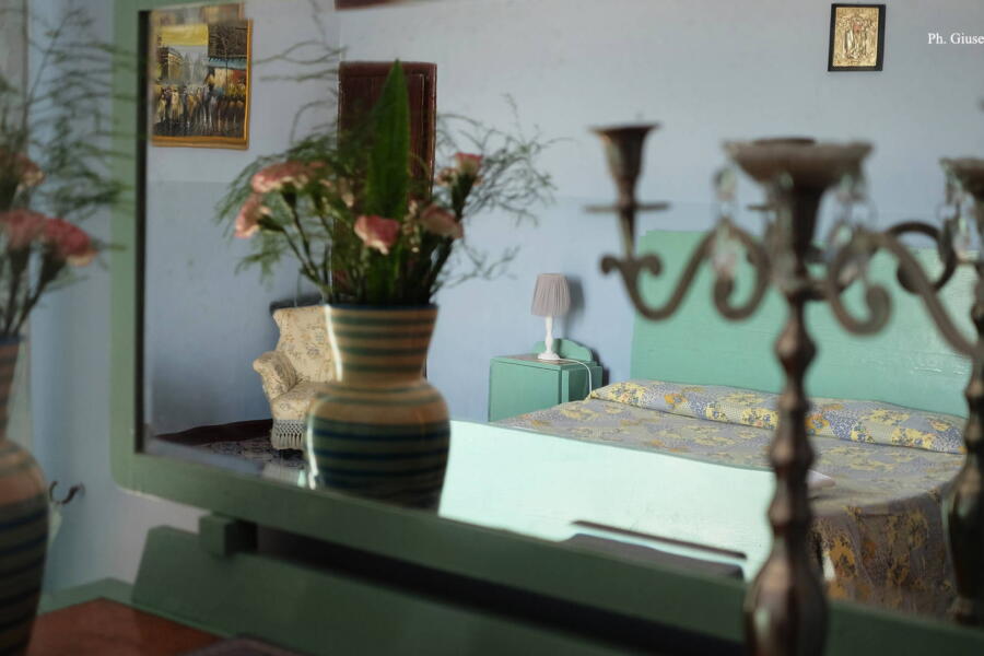 In the master bedroom, the refined ceramics of the period have been maintained.