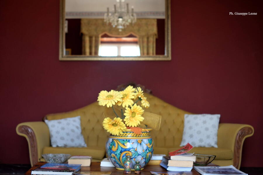 The living room that overlooks the terrace and the charming countryside of the Baroque Sicily