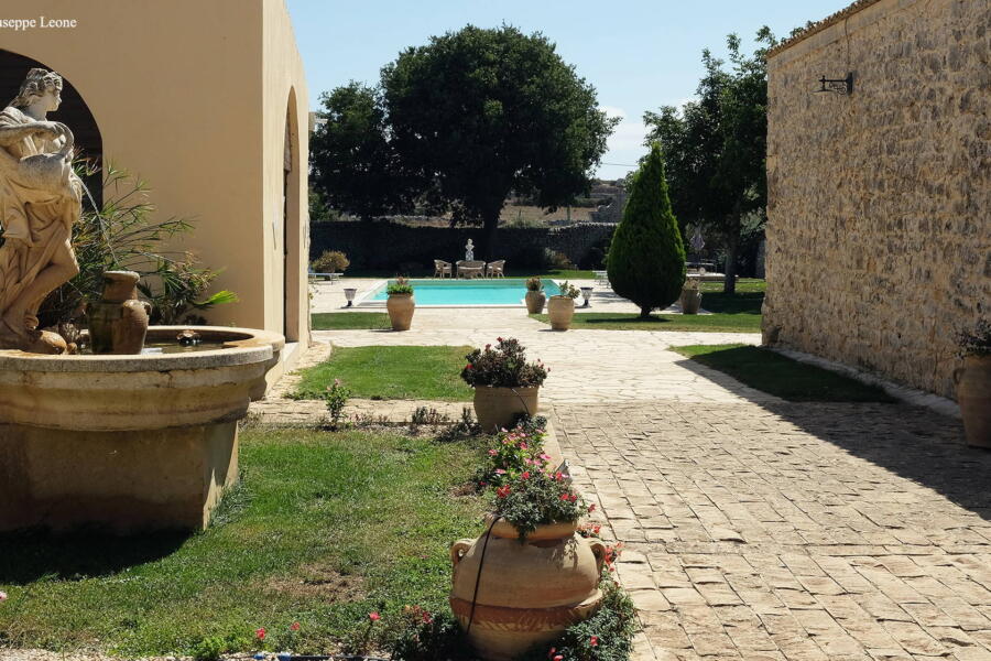The historic and charming internal avenue that leads to the swimming pool.