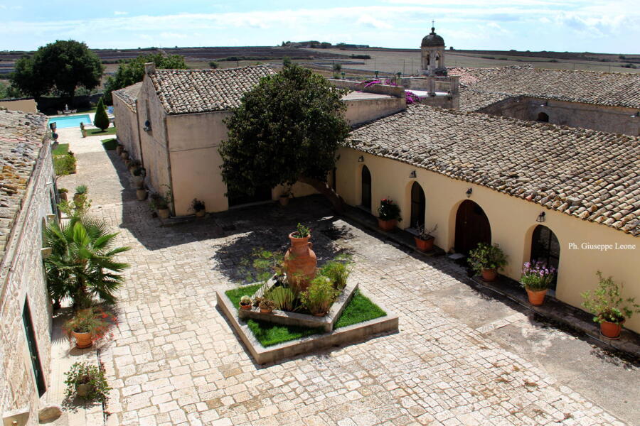 The refined courtyard with the fountain.