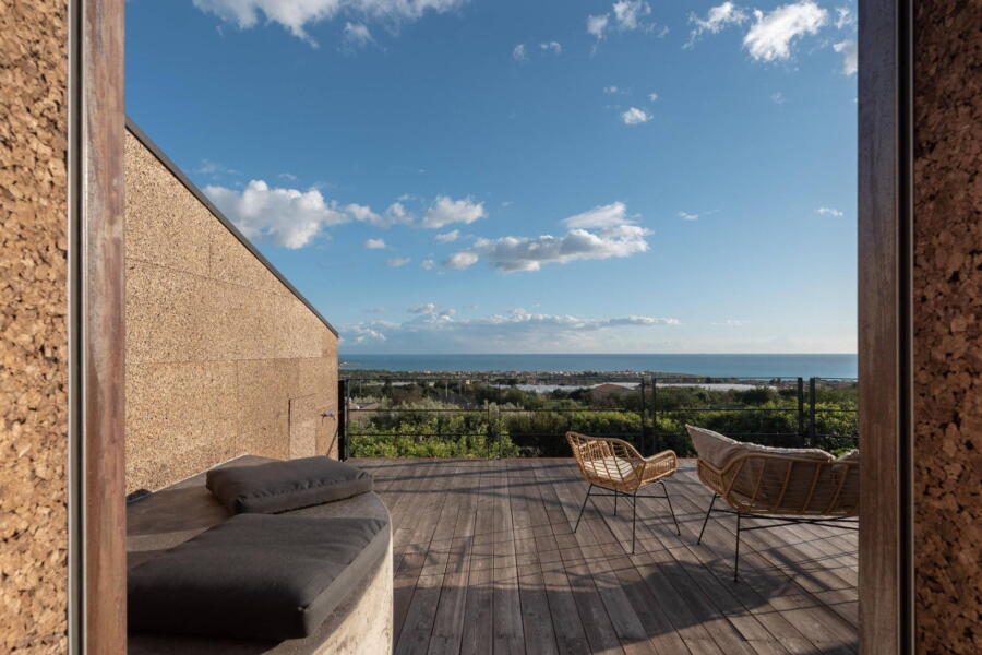 The refined and natural materials used for the construction of the villa harmoniously accompany the guests for a moment of relaxation on the terrace