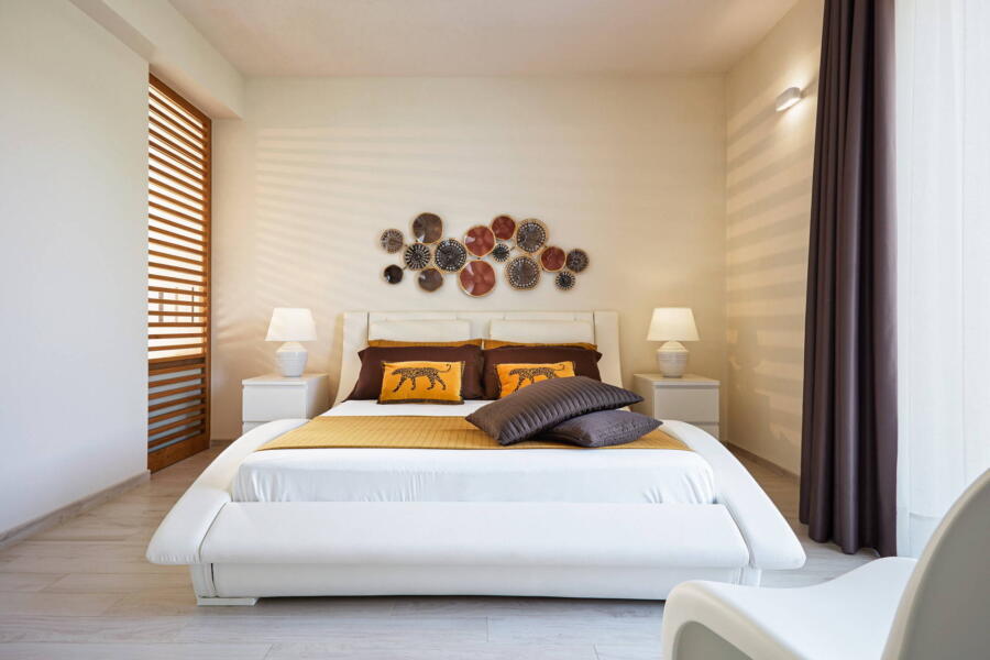 The yellow double bedroom in Villa Levante