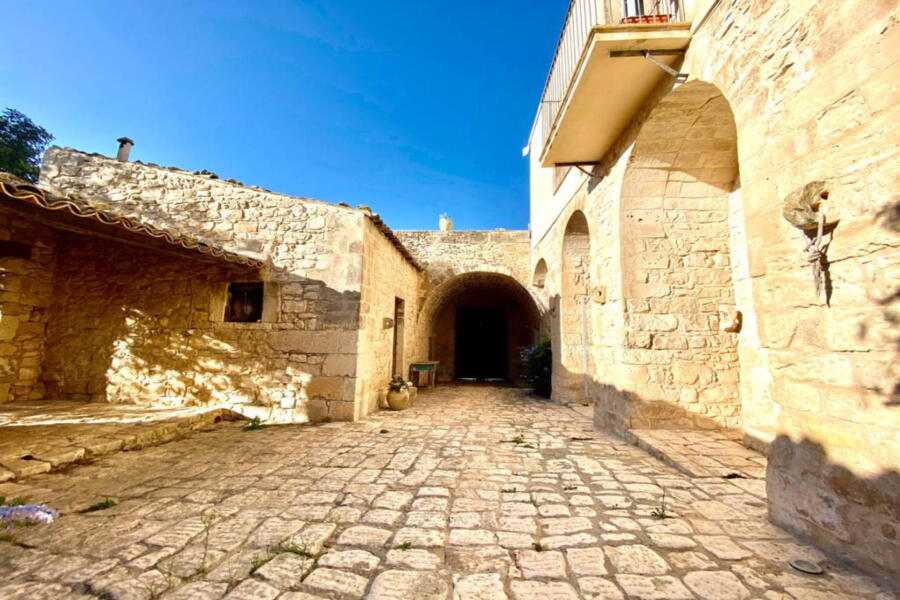 The courtyard of Stone Farmahouse Ragusa and the blue sky