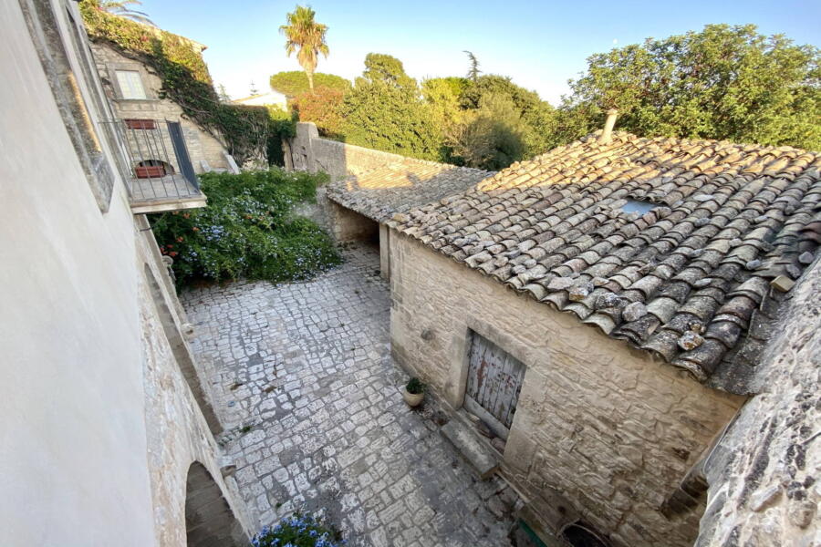 The courtyard of Stone Farmahouse Ragusa