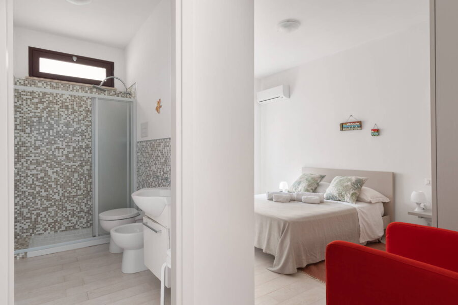 VillSeaBreeze_SanVitoLoCapo_Sicily_RedBedroom_ScenTravel