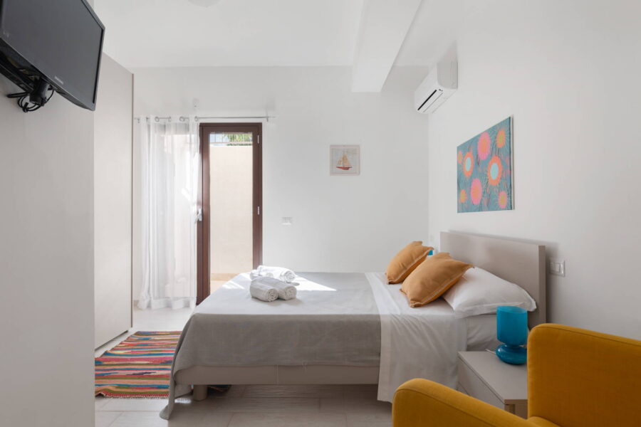 VillSeaBreeze_SanVitoLoCapo_Sicily_YellowBedroom_ScenTravel