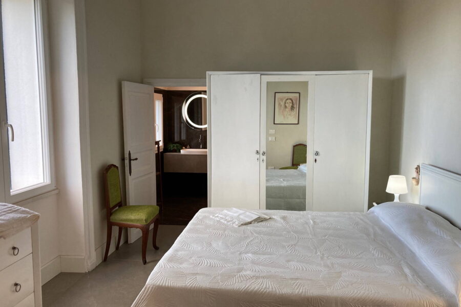 VillaStella_Marsala_WhiteBedrooms_ScenTravel