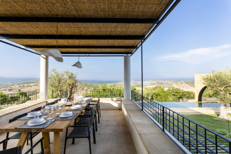 NotoHillVilla_Noto_DinniningOuside_ScenTravel_Sicily