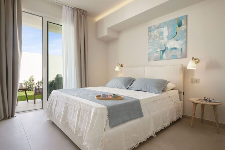 Sea Essence elegant bedroom with garden terrace access in Pozzallo – Sicily Luxury Villas with pool