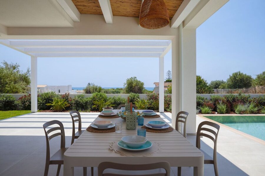 Sea Essence outdoor dining terrace with sea view and private pool in Pozzallo – Sicily Luxury Villas with pool