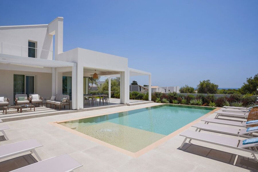 Sea Essence exterior with private swimming pool and modern white design in Pozzallo, Sicily – Sicily Luxury Villas with Pool by the sea