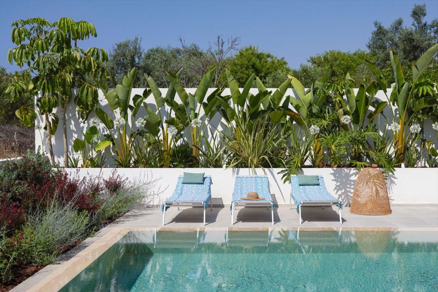 Sea Essence private pool with sunbeds and Mediterranean garden in Pozzallo – Sicily Luxury Villas with pool