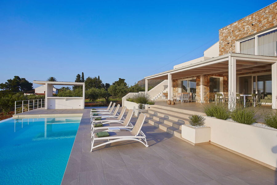 Sicily Luxury Villas – Sicily villa with pool and sun loungers at Villa White Horizon in Castellammare del Golfo, featuring terrace, veranda, and outdoor dining space