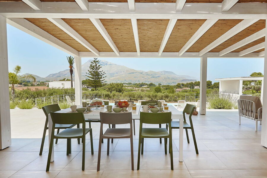 Outdoor dining area under a wooden pergola overlooking mountains at Sicily Luxury Villas with pool, Villa White Horizon in Castellammare del Golfo